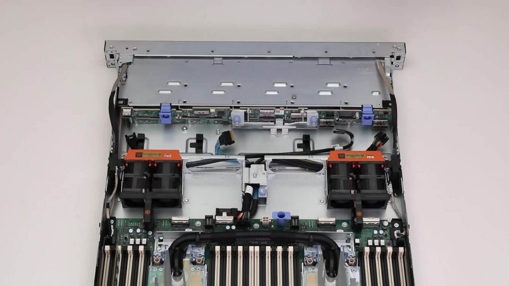 What are the common issues related to the backplane in Dell servers?